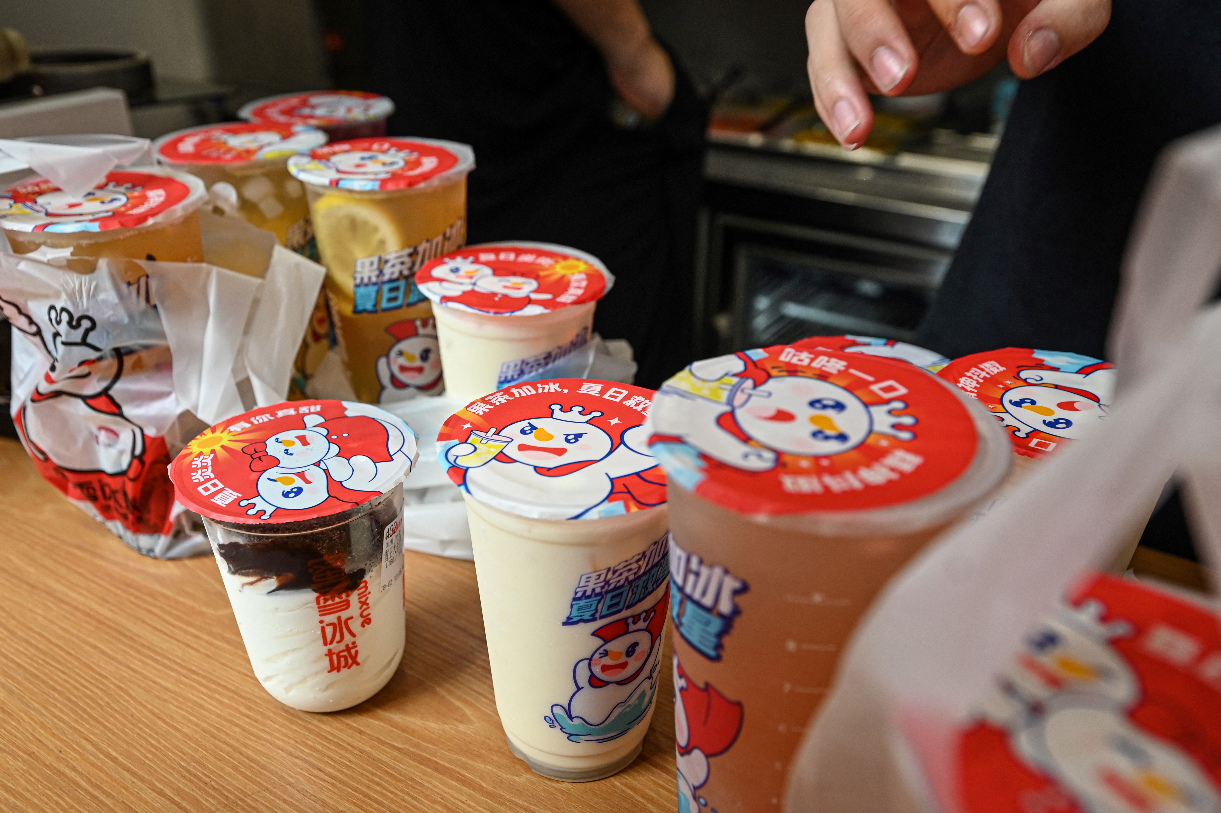 【Wealthy CityLinkers】Fevering Foreign Trade, Floundering Retail: Mixue Ice Cream & Tea Reflects Hong Kong’s “Dual-Track Economy” Phenomenon